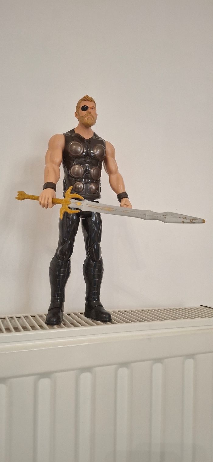 Figurine Marvel – Thor 30 cm (avec épée dorée) - photo numéro 2