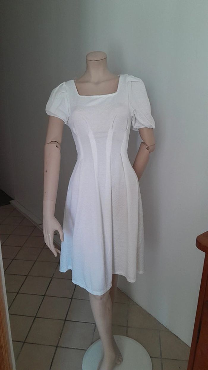 Jolie robe neuve courte  manche bouffante cintrée à la taille tissus style nid d abeille taille 1