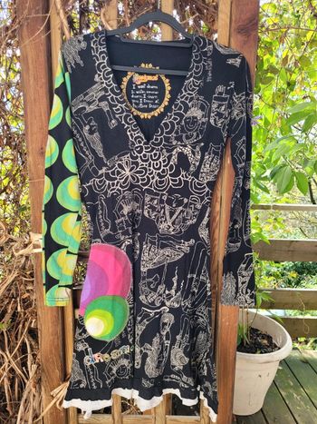 Superbe robe Desigual taille M (40) noire et blanche avec touches de couleurs