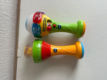 2 maracas
