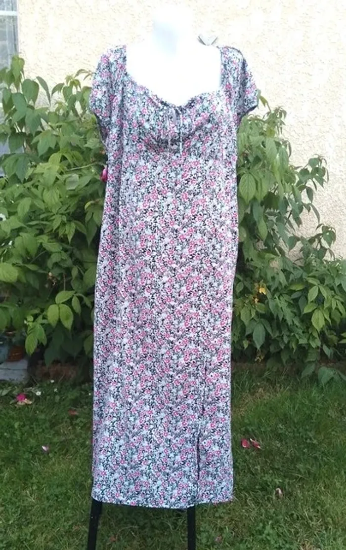 robe fleuries avec une échancrure sur un cote devant taille 54 Bella Diva neuve - polyester - photo numéro 9