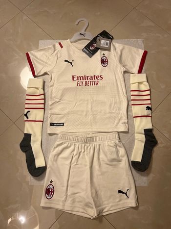 Tenue de foot Puma, équipe Milan AC taille 5/6 ans authentique neuf