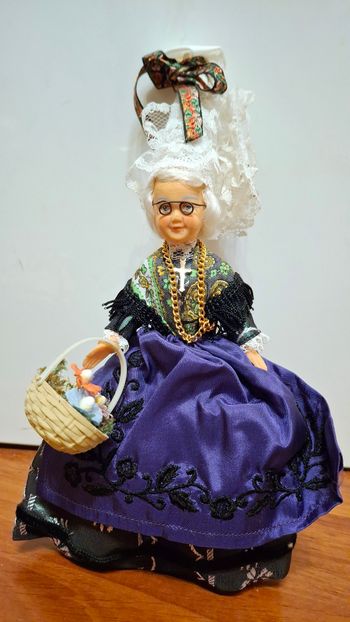 Poupée folklorique régionale mamie avec ses oeufs
