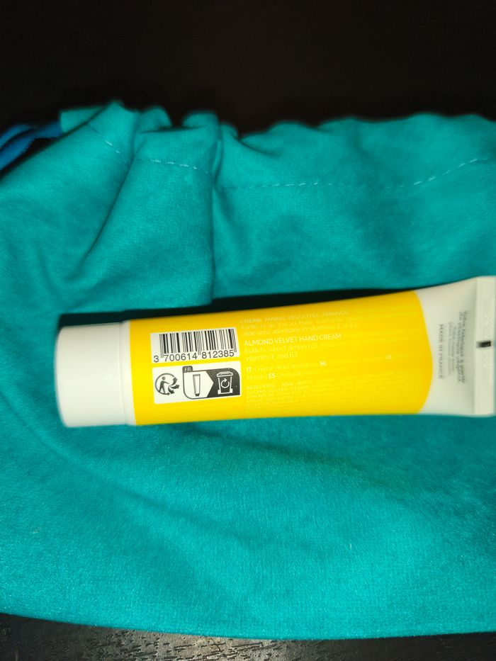 Crème main blanc-crème amande - photo numéro 4