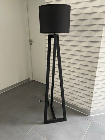 Lampadaire noir en bois