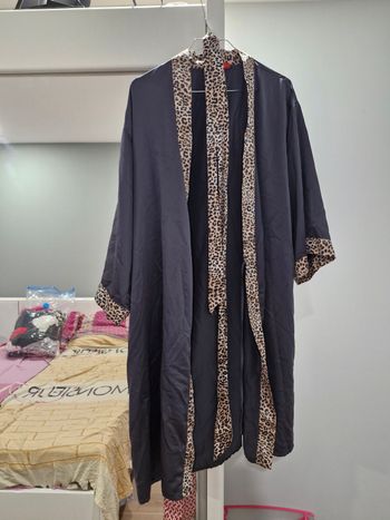 Robe de chambre grise et léopard