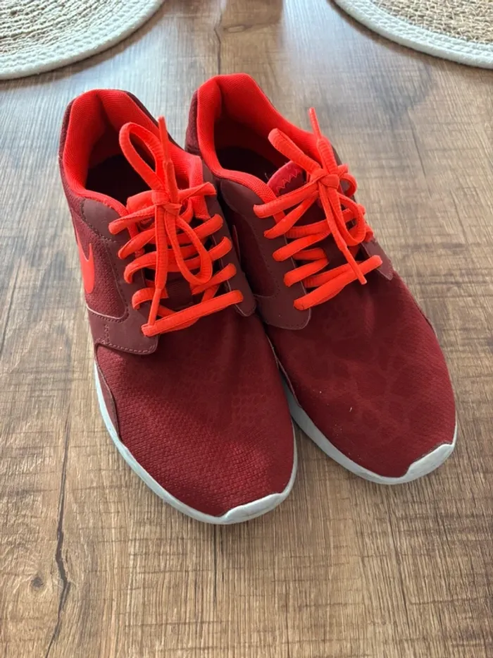 Basket Nike rouge effet léopard - photo numéro 2