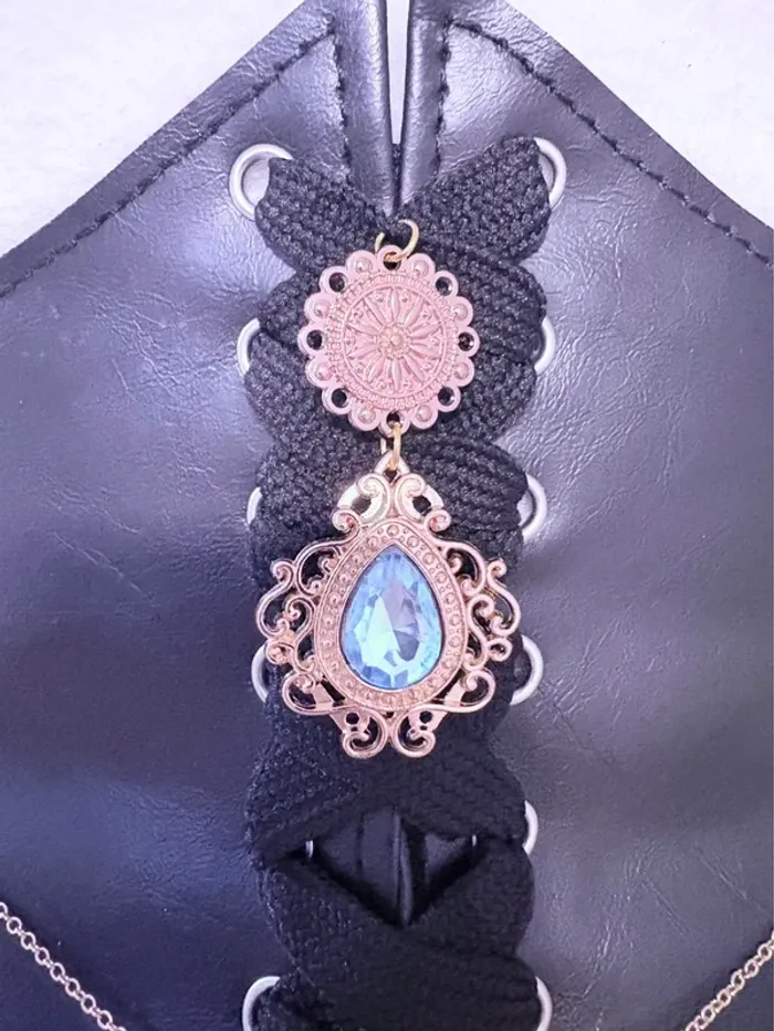 Serre taille corset ajustable avec médaillon et chaîne - photo numéro 2