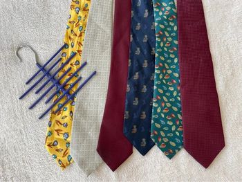 Lot de 6 cravates + cintre à cravates / foulards offert
