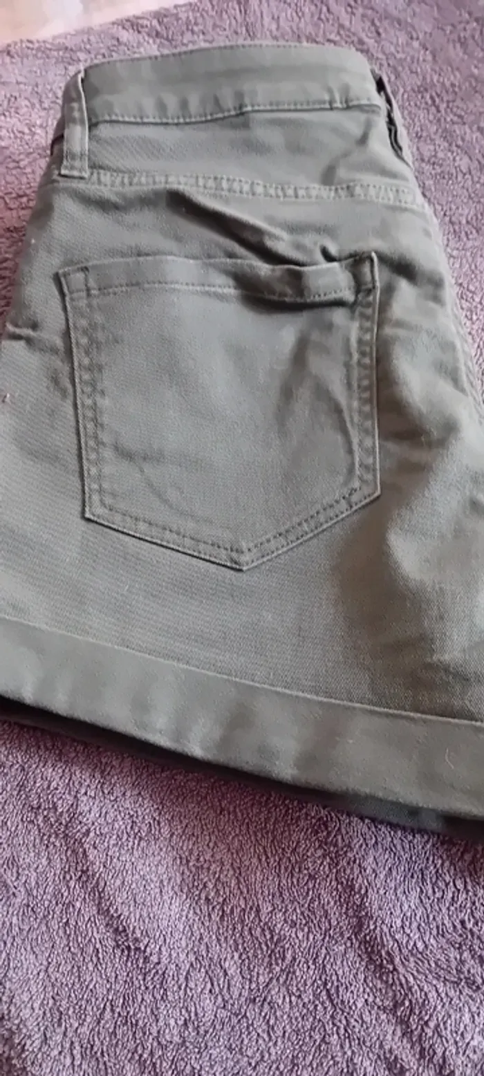 Très joli short en jean kaki taille 38 h&m en parfait état - photo numéro 3