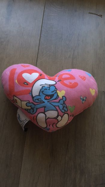 Petit coussin coeur rose avec motif schtroumpfs