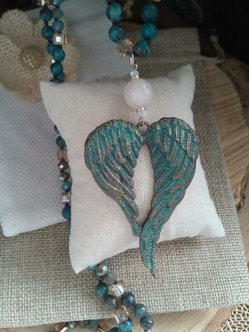 Collier sautoir en pierres et pendentif ailes d'ange