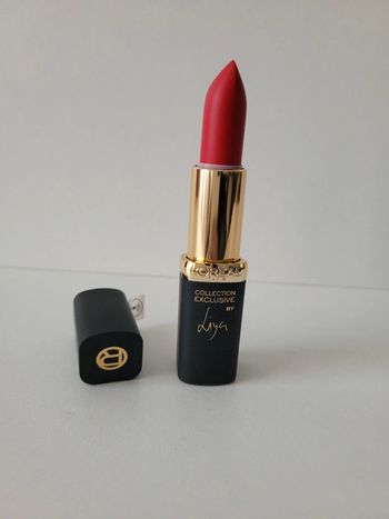 Rouge à lèvres L'Oréal Liya's Pure red