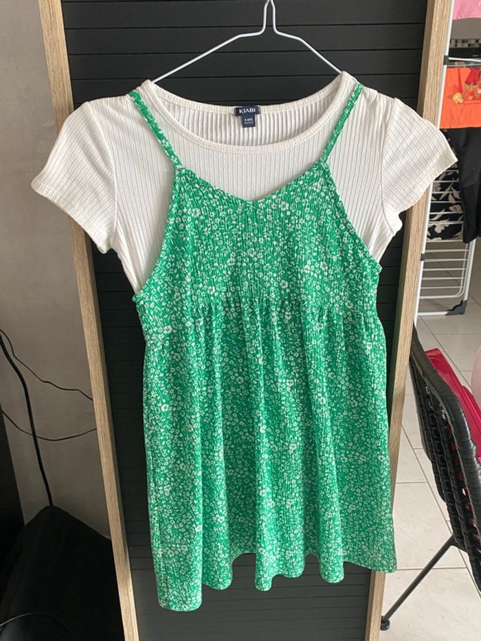 robe verte à fleurs avec ensemble T-shirt blanc