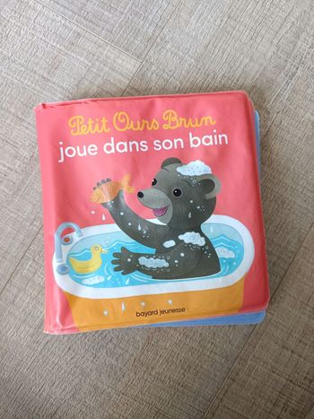 Livre bain " petit ours brun joue dans son bain "