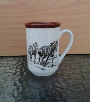 Tasse Made in England motif chevaux.