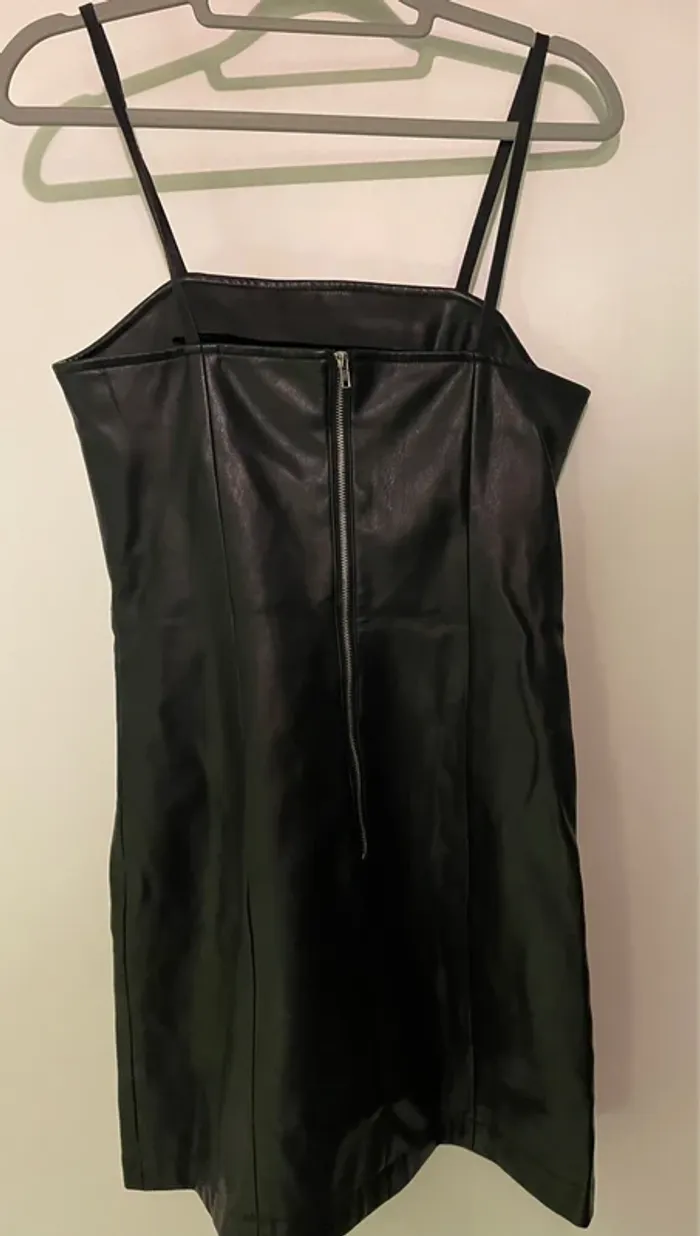 Jolie robe noire simili cuir taille 36 de marque Jennyfer - photo numéro 3