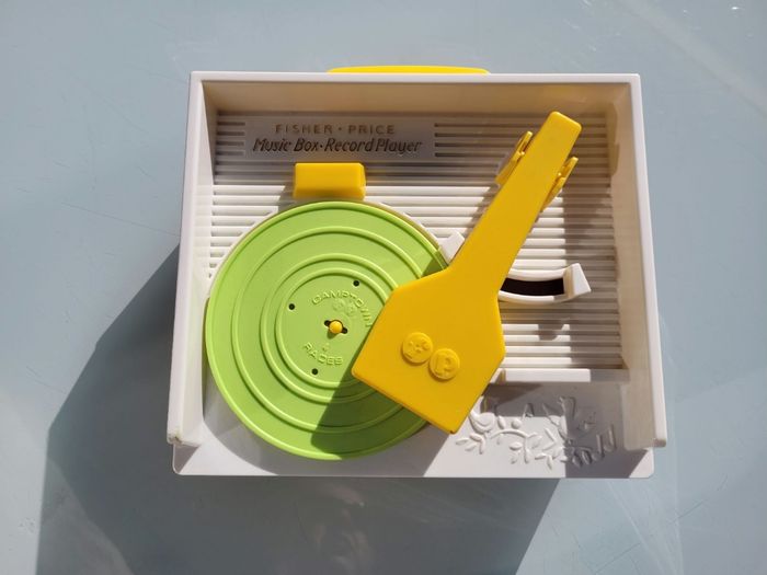 Fisher Price 💿 Music Box record player, tourne-disque, boîte à musique 📀 - photo numéro 2