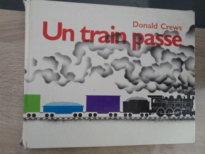 album cartonné école des loisirs - un train passe