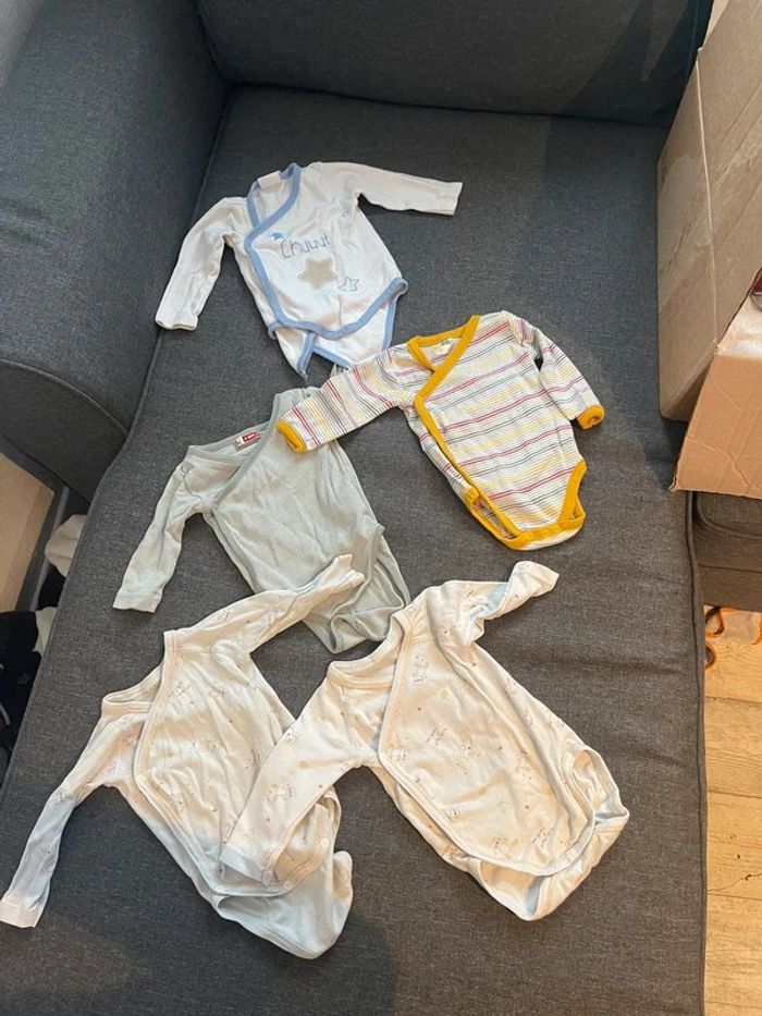 Lot de Bodies 3 mois Croisée en Trés bonne