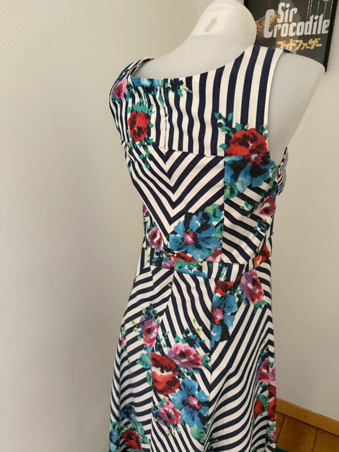 Robe mi-longue en très bon état bleu à fleur taille 40 bleu d’azur - photo numéro 5