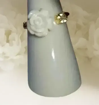 Bague ajustable avec une rose blanche et strass