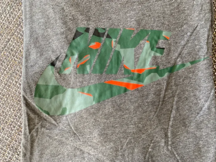 T-shirt Nike Homme XL – Gris Anthracite avec Logo Camouflage Kaki/Orange Édition Originale - photo numéro 2