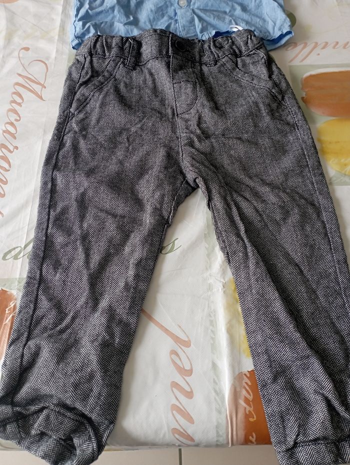 Chemise bleu manche longue et pantalon gris Chino et noeud papillon gris C&A 92 cm neuf 10€ - photo numéro 2