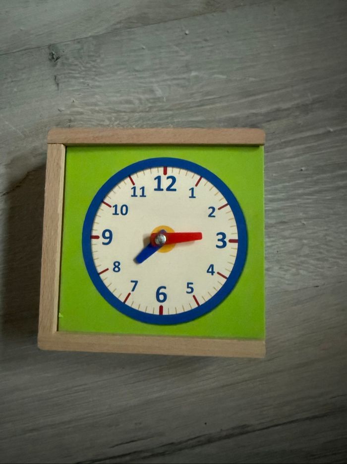 Jeu bois horloge