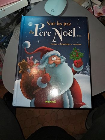Livre sur les pas du pere  noel