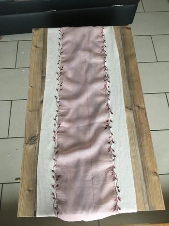 Très jolie chemin de table au couleur douce 45,5 x148