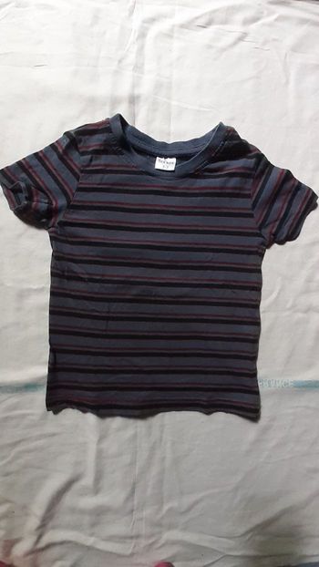 Tee shirt gris foncé rayé rouge et noir