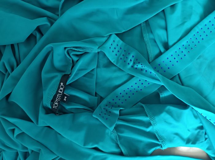 Robe bleue avec strass sur les lanières - photo numéro 4