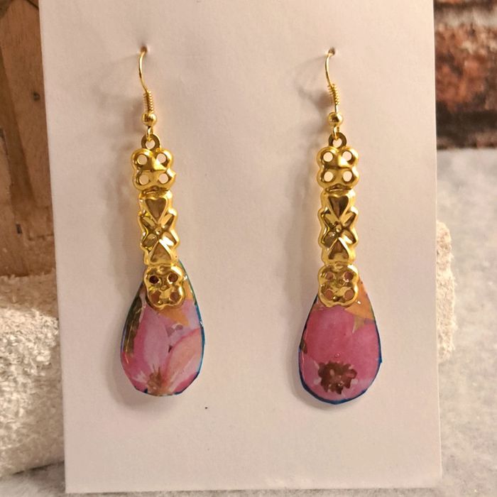 Boucles d'oreilles pendante en résine rose florale et doré - photo numéro 3