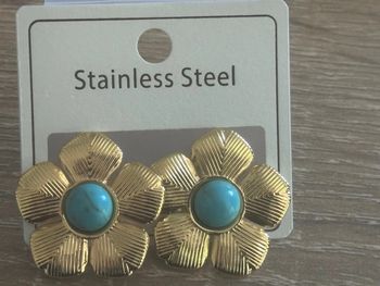 Boucles d’oreilles fleurs bleu acier inoxydable doré