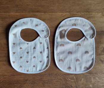 Lot de deux bavoirs neufs
