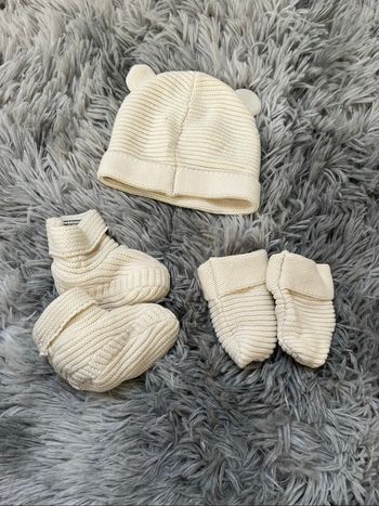 Bonnet. Gants. Chaussons