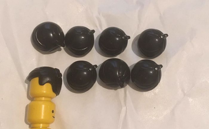 Lot de 4 perruques noires (cheveux) lego (uniquement les cheveux) - photo numéro 3