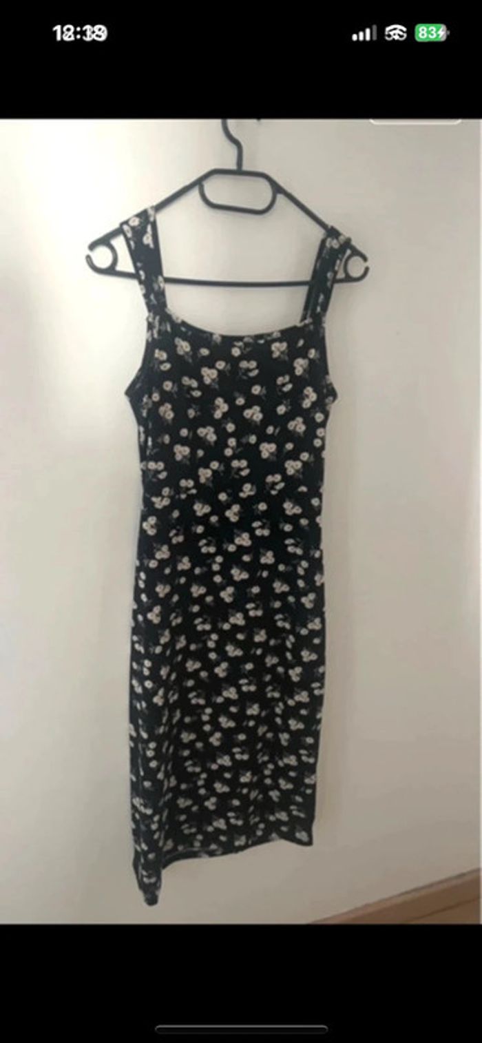 Robe noire à fleurs taille 38 - photo numéro 2