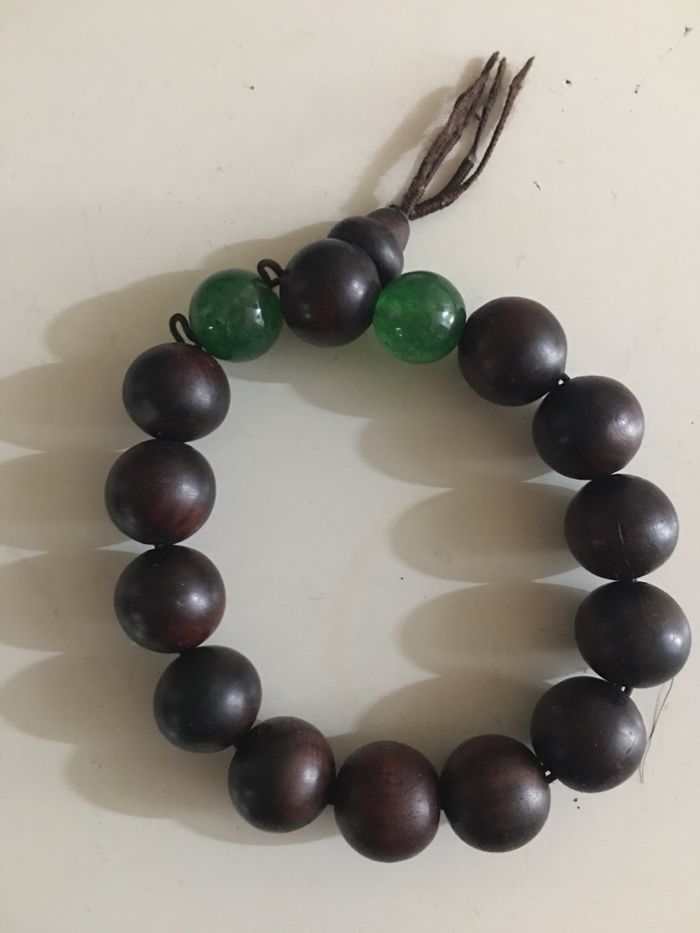 Bracelet boules en bois et pierre verte