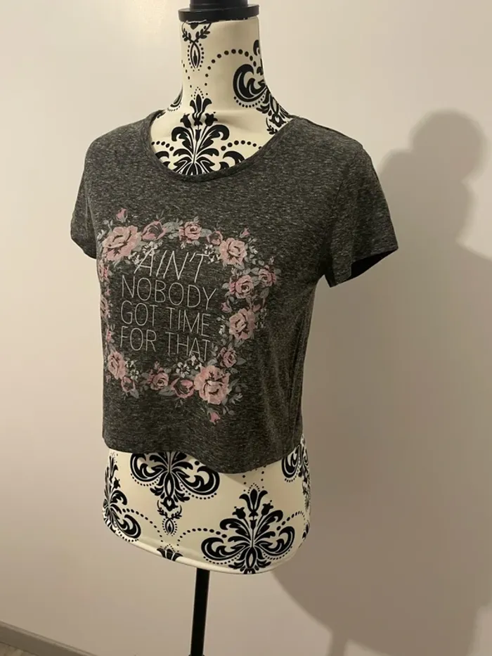 T-shirt court manches courtes gris foncé motifs fleuri rose Jennyfer taille S - photo numéro 3