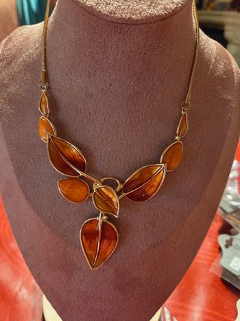 Joli collier à feuilles emaillées