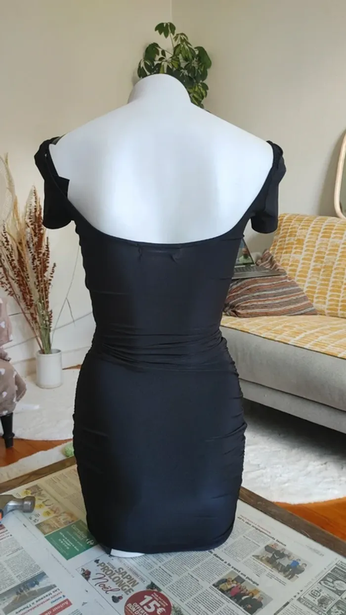 Robe moulante manche courte fronces couture