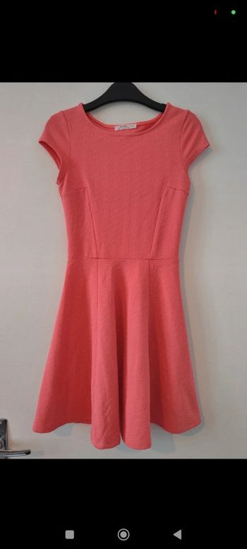 Robe rose ceintrée et evasée taille S Bershka