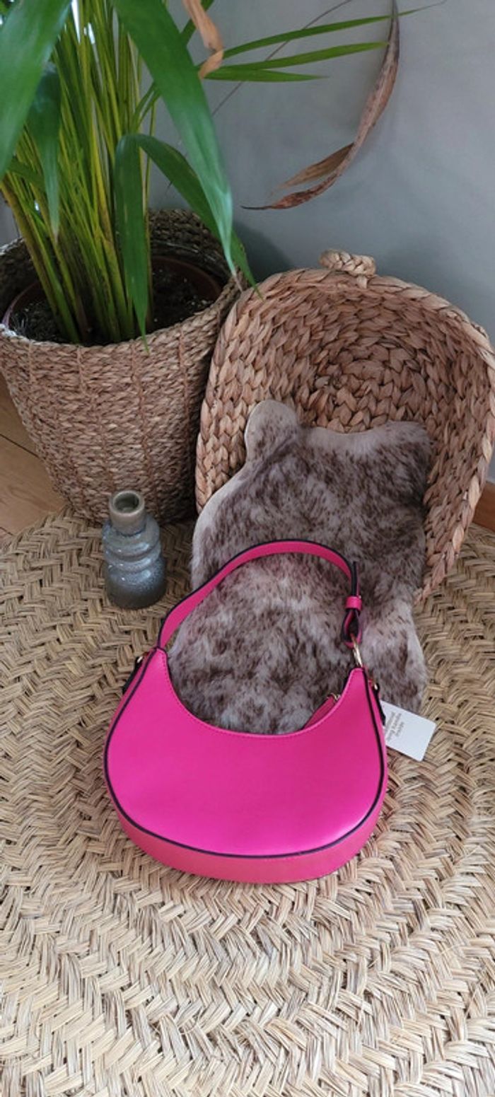 Joli sac fushia neuf avec étiquette