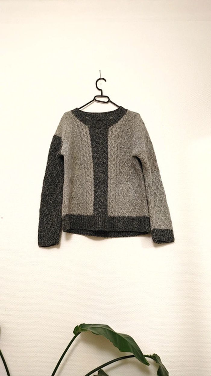 Gros pull hiver en laine torsadée tricoté main bicolore gris foncé et gris clair col rond - photo numéro 2