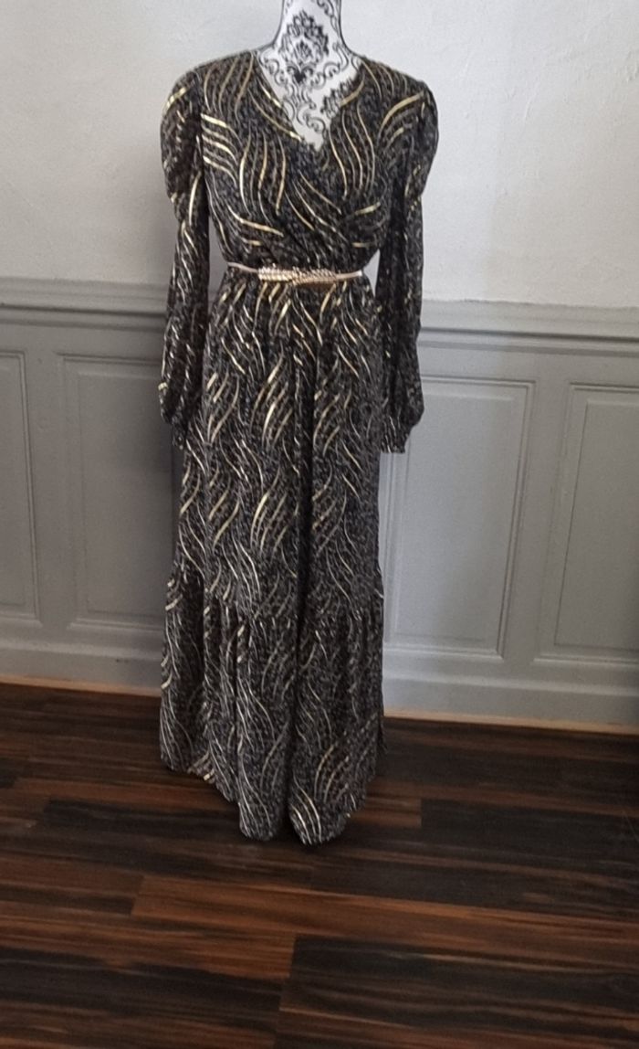 robe longue d'été ou cérémonie fluide noir fleuri et or
Taille 40/42