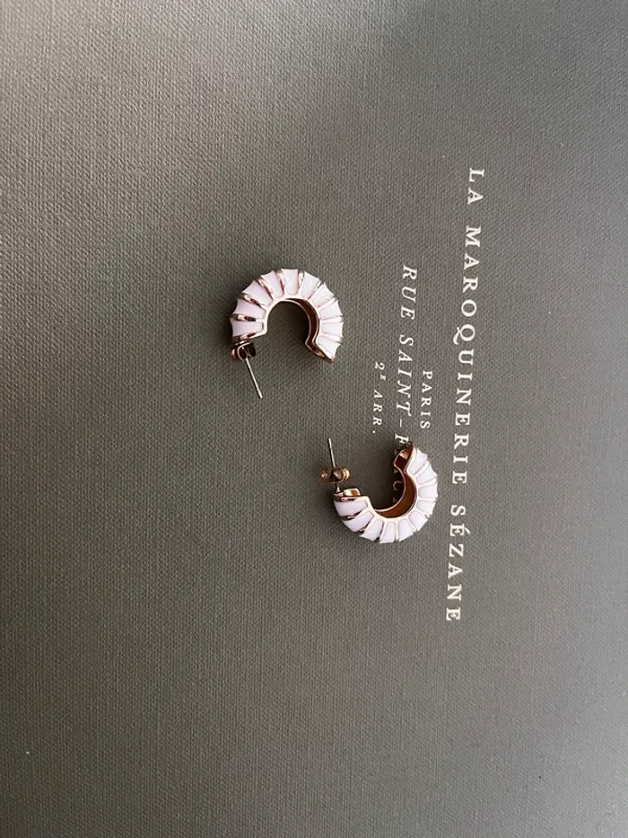 Boucle d’oreilles blanche et doré arrondies - photo numéro 2