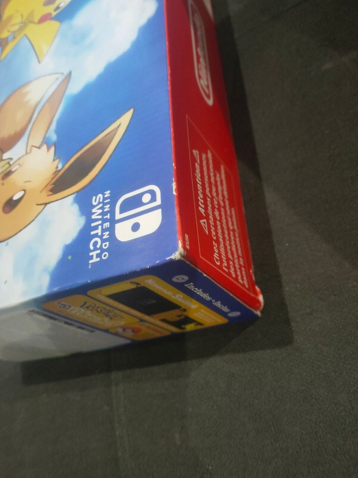Carton de la console Nintendo Switch avec pokeball édition pokemon - photo numéro 6