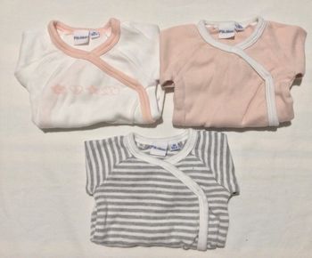 Lot de 3 bodies 1 mois comme neufs 1 mois